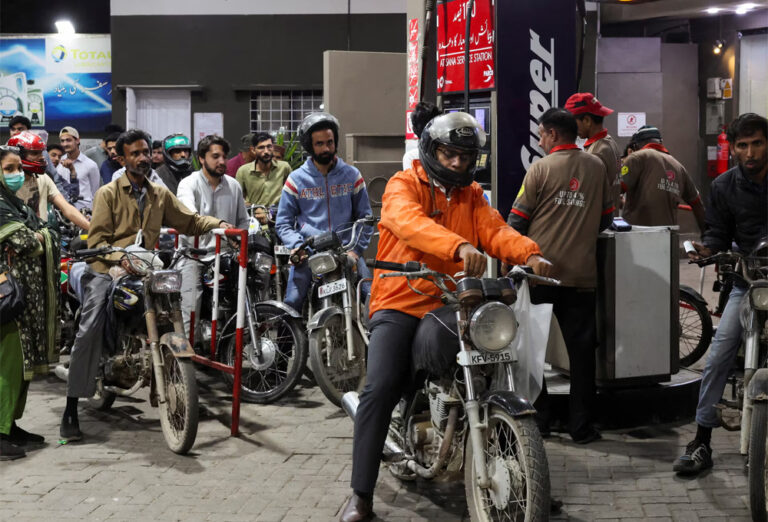 பாகிஸ்தானில் பெட்ரோல், டீசல் விலை 20% அதிகரிப்பு!