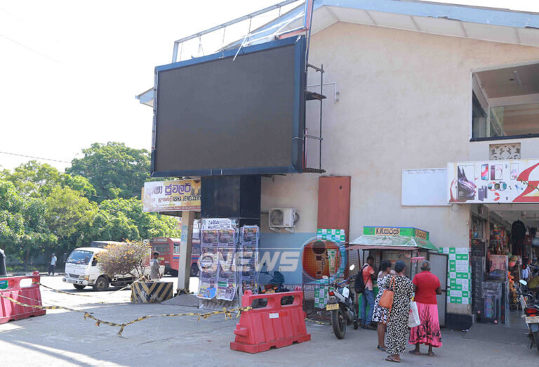 ஆபத்தான நிலையில் உள்ள புத்தளம் பேருந்து நிலைய டிஜிட்டல் பெயர்ப்பலகை: