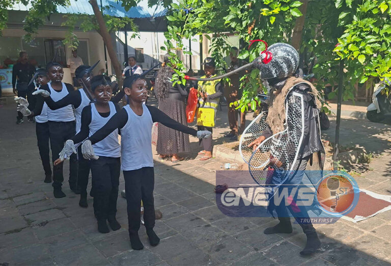 டெங்கு எனும் அரக்கனை விரட்ட வீதியில் குதித்த சிறார்கள்!