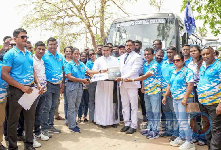 புத்தளம் புனித அன்ரு கல்லூரிக்கு  பஸ் வண்டி அன்பளிப்பு!