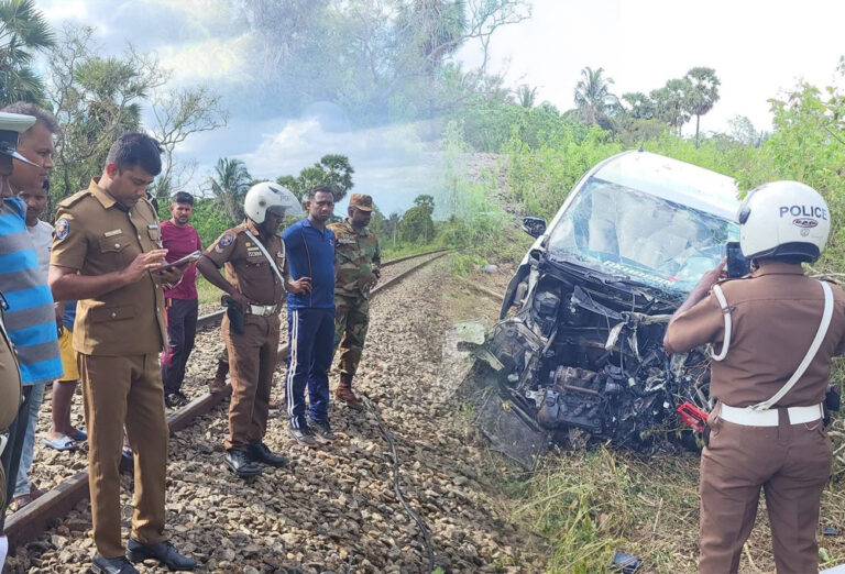 முறிகண்டியில் புகையிரதத்துடன் கார் மோதி கோர விபத்து!