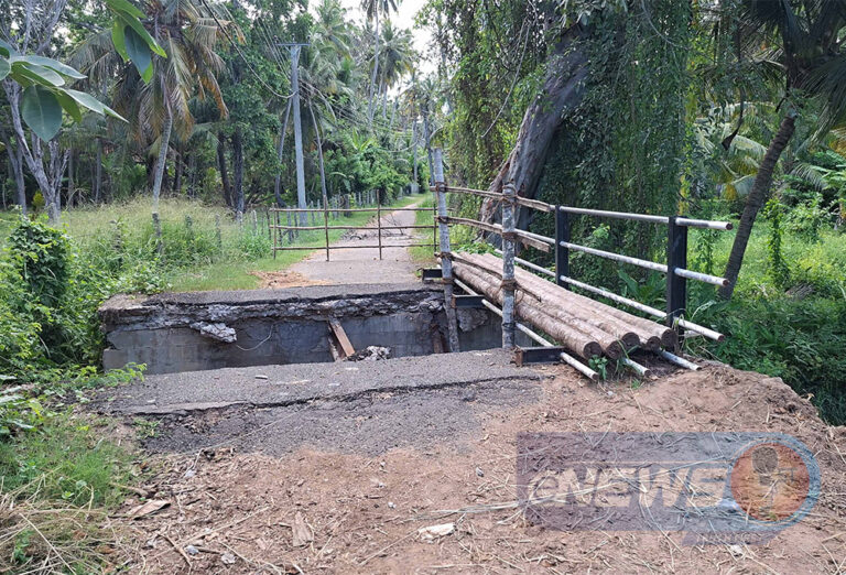 பாடசாலைக்கு அருகிலுள்ள பாலம் உடைந்து 6 மாதங்கள்: மக்கள் அவதி!