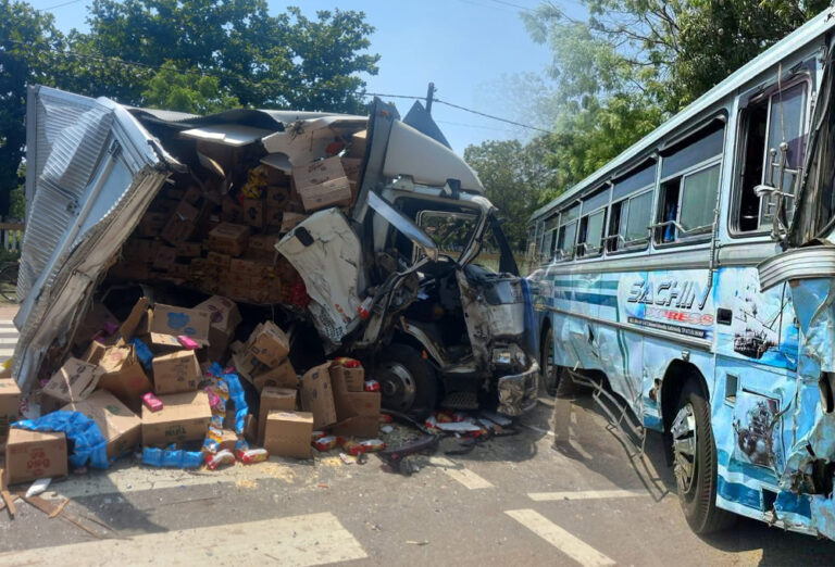 மட்டக்களப்பில் பஸ் – லொறி மோதி கோர விபத்து!